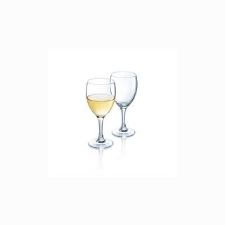 Taça de vinho Luminarc Elegance 19cl com vinho branco servido.
