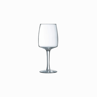 Taças de vinho pequenas e elegantes da Luminarc sobre fundo neutro.