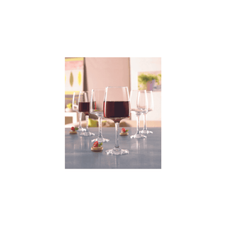 Taças de vinho Luminarc Equip Home dispostas em mesa elegante.