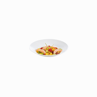 Prato de sopa Harena com caldo servido em mesa elegante.
