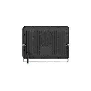 Refletor LED 100W 4000K em instalação externa, iluminando pátio - Twisted Media 