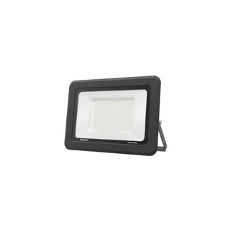 Refletor LED 100W 6500K iluminando grande área externa de jardim - Twisted Media 