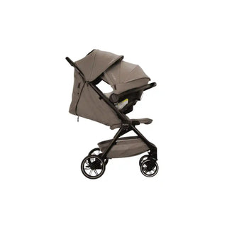 Carrinho Nuna TRVL LX + Pipa Urbn Cedar em uso com bebê - Twisted Media