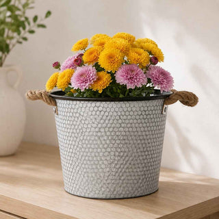 Plantador Redondo de Zinco BBQ com Corda – Estilo Rústico para Casa e Jardim - Twisted Media