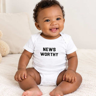 Body infantil branco com estampa Newsworthy tamanho 6M - Twisted Media