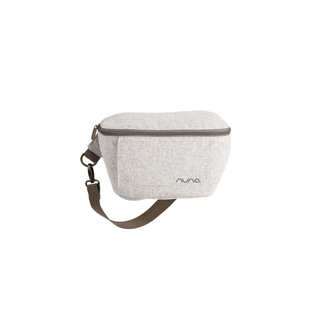 Bolsa Nuna Sling Bag presa ao carrinho com alça de couro visível. Twisted Media