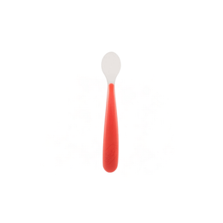 Colher Chicco vermelha de silicone macio sobre fundo branco. Twisted Media.