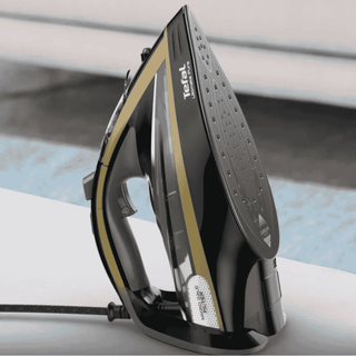 Ferro a vapor Tefal FV9865E0 preto e dourado com base Durilium Autoclean e 3000 W - Twisted Media