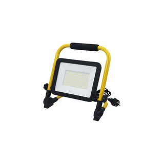 Luz de trabalho LED BRUHM 50W 3 em 1 em uso numa obra ao ar livre