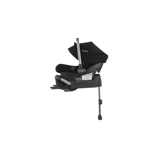 Cadeirinha NUNA PIPA com base, design moderno, cinto de 5 pontos e fácil instalação para viagens seguras e confortáveis para o bebé.