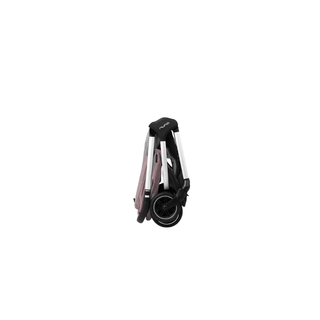 Carrinho de bebê Nuna Triv Cherry em exibição, destacando seu design compacto, capota extensível e barra de empurrar com detalhes em couro sintético.