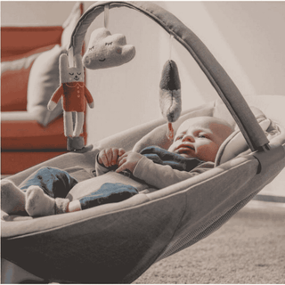Espreguiçadeira Nuna LEAF Grow Quartz para bebé em sala moderna - Twisted Media