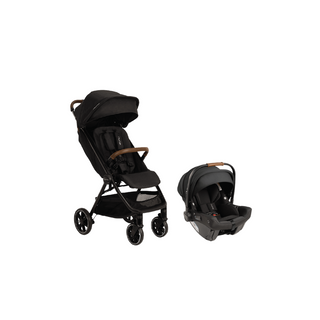 Conjunto de carrinho de bebê Nuna TRVL LX na cor Caviar com bebê conforto PIPA urbn instalado. Twisted Media.