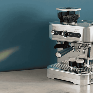 Máquina de café expresso Philips Barista Brew PSA3228/01 prata na bancada - Twisted Media