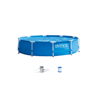 Piscina INTEX Metal Frame 4.485L montada em um jardim, com bomba filtrante ao lado