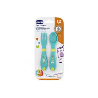 Talheres Chicco neutros 12m+ sobre fundo branco. Twisted Media.