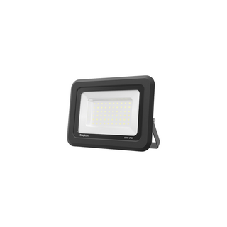 Refletor LED preto 50W com luz branca fria instalado em pátio