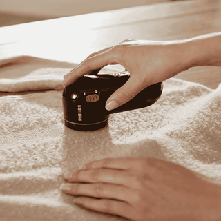 Removedor de borbotos PHILIPS GC026/80 preto e dourado - Twisted Media